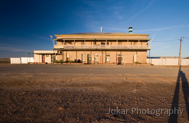 Lake Eyre (Day 2)_20070407_036.jpg - Maree Hotel